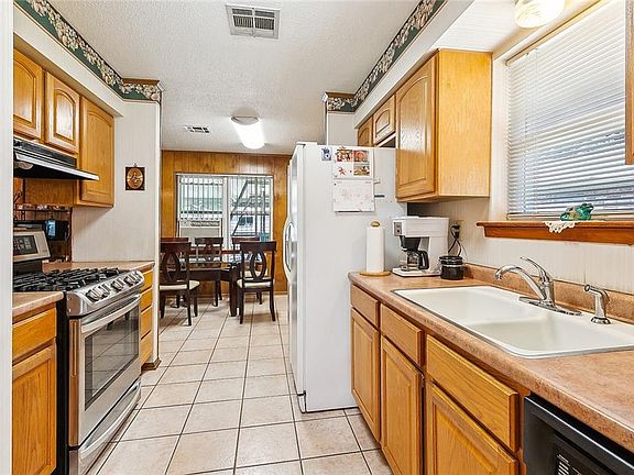 3rd image of 4013 Hillcrest Dr
