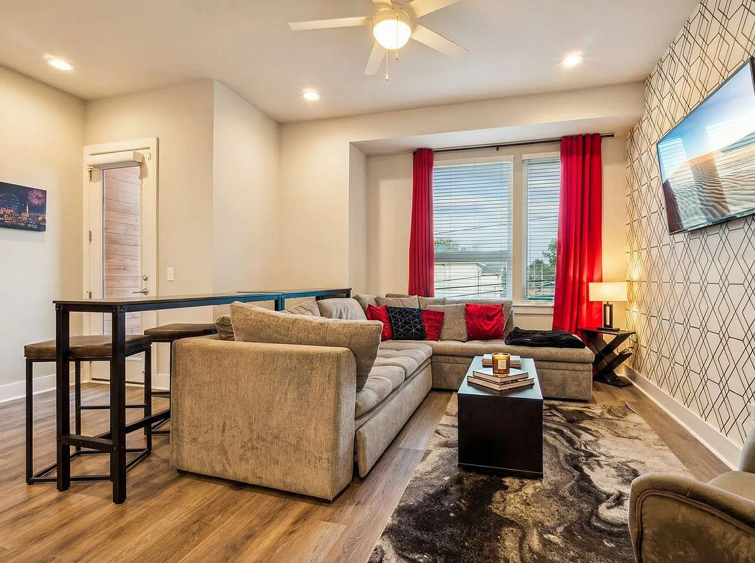 4 bed, 4.0 bath, 1776 sqft, $5,672 — Photo 2