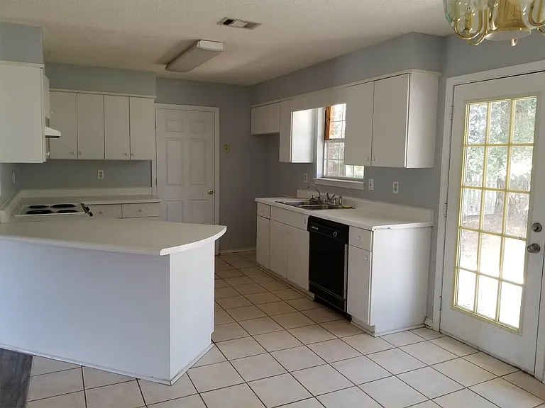 7908 Martin Bluff Rd — Photo 4