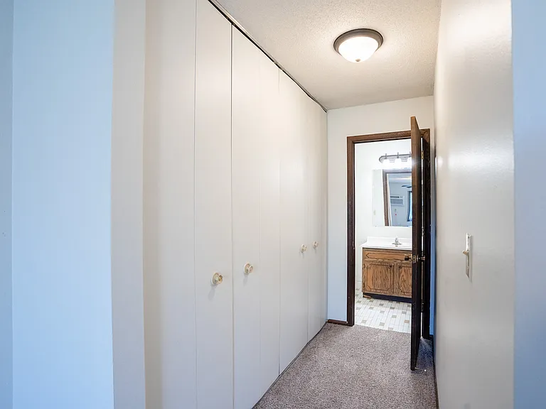Eagan, MN Glen Pond Apartments | Hallway