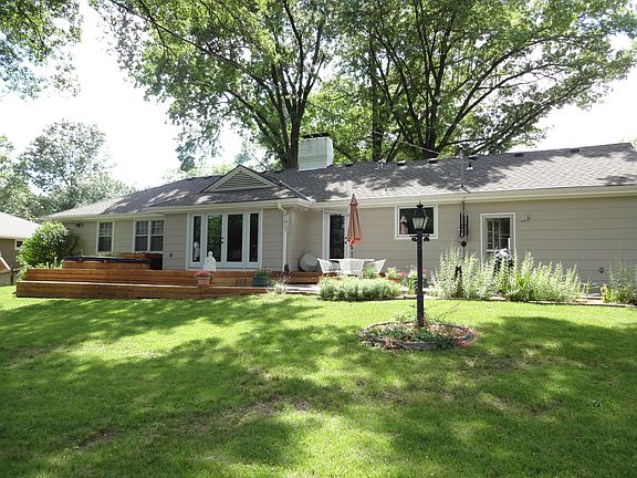 Spacious backyard & deck 
