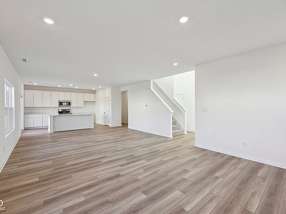 4th image of 379 Antioch St