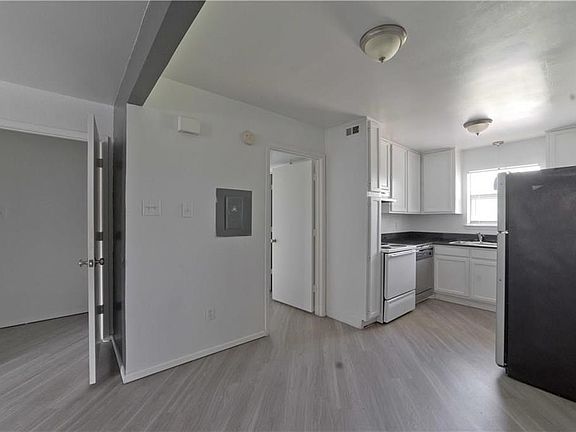 4th image of 320 E 4th St #208