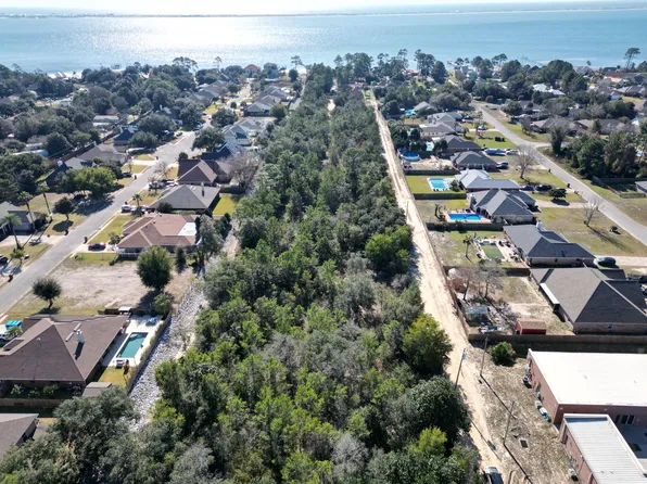 X Lillian Ln, Navarre, FL 32566