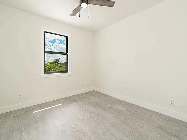 1005 NE 13th Pl — Photo 20
