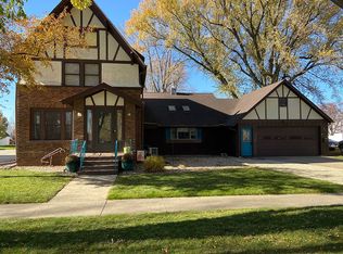 213 S Locust Ave, New Hampton, IA 50659