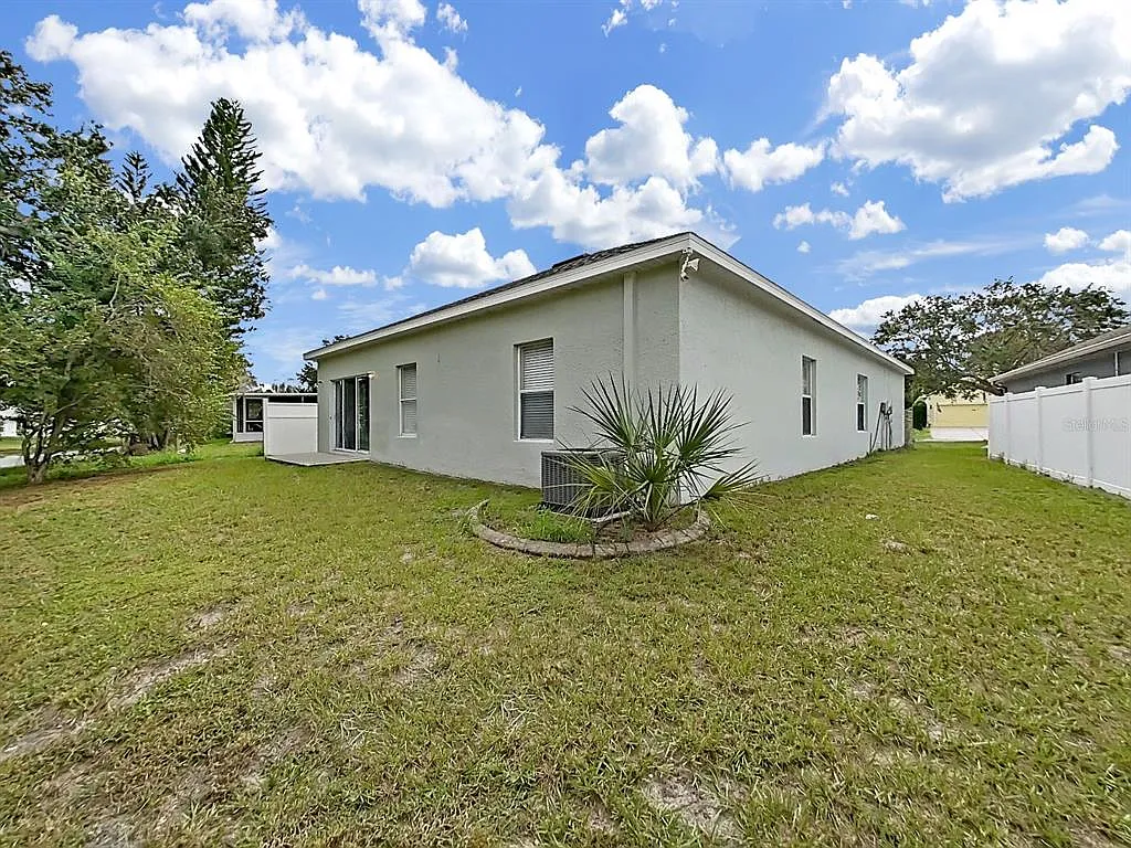 4 bed, 2.0 bath, 1917 sqft, $2,295 — Photo 3