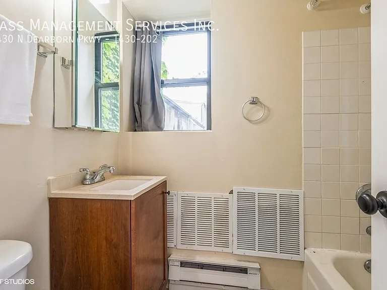 1430 N Dearborn Pkwy — Photo 94
