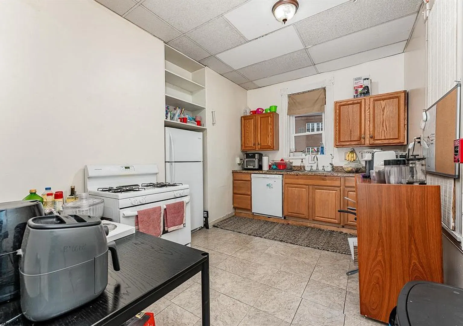 Downtown House - 6 Bedroom/ 2 Bathroom Large House - Downtown - Available June 2, 2027! — Photo 3
