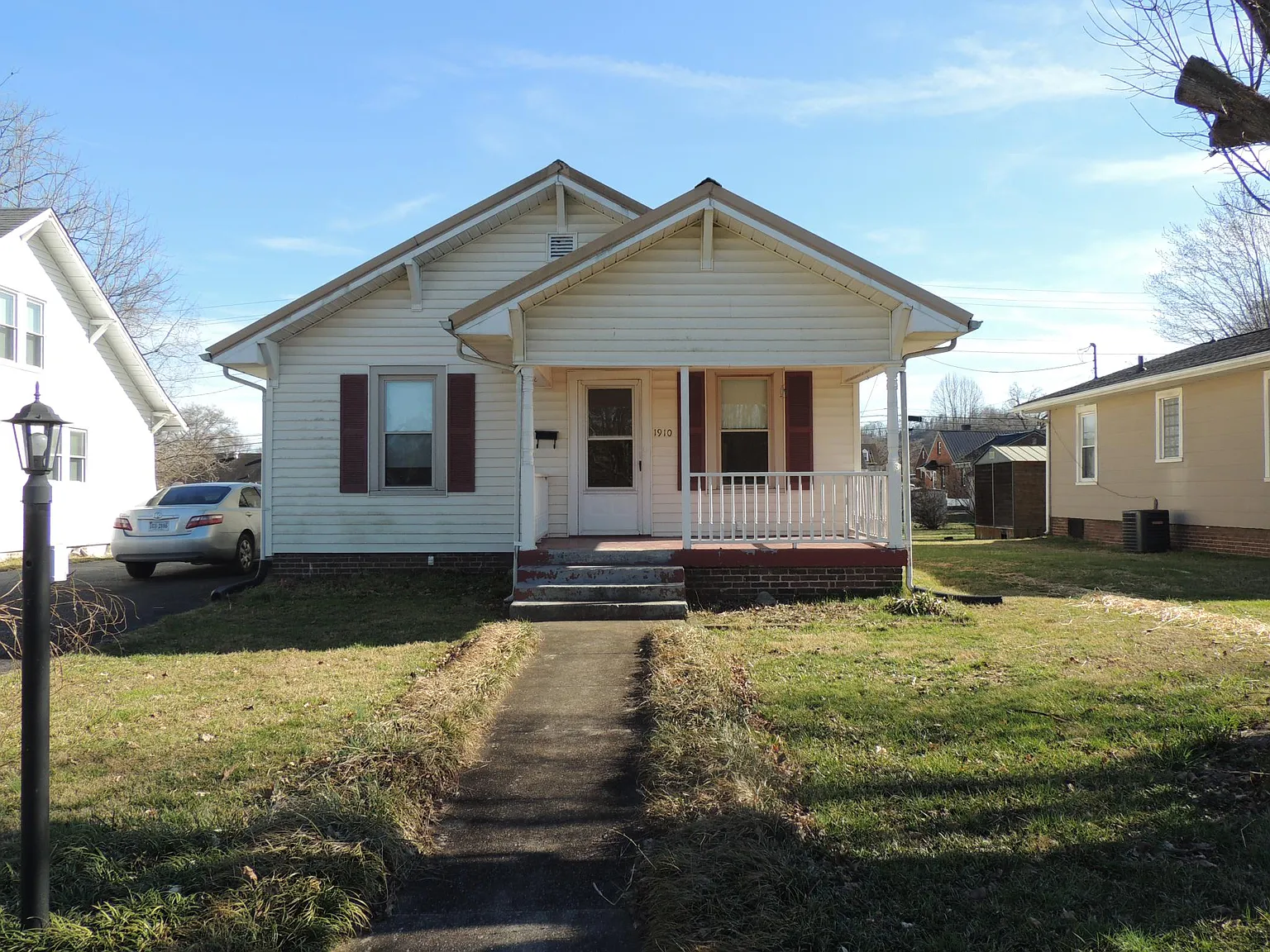 1136 Moorland Ave photo 1