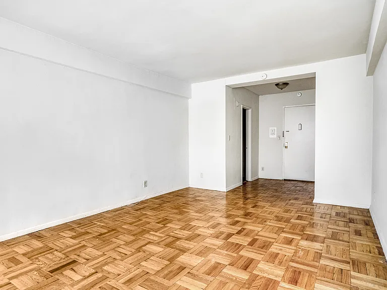 250 E 39th St #2G — Photo 4