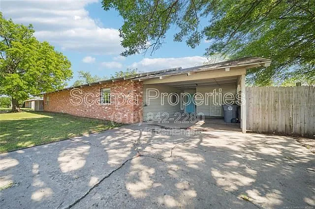 5520 E 47th Pl — Photo 2