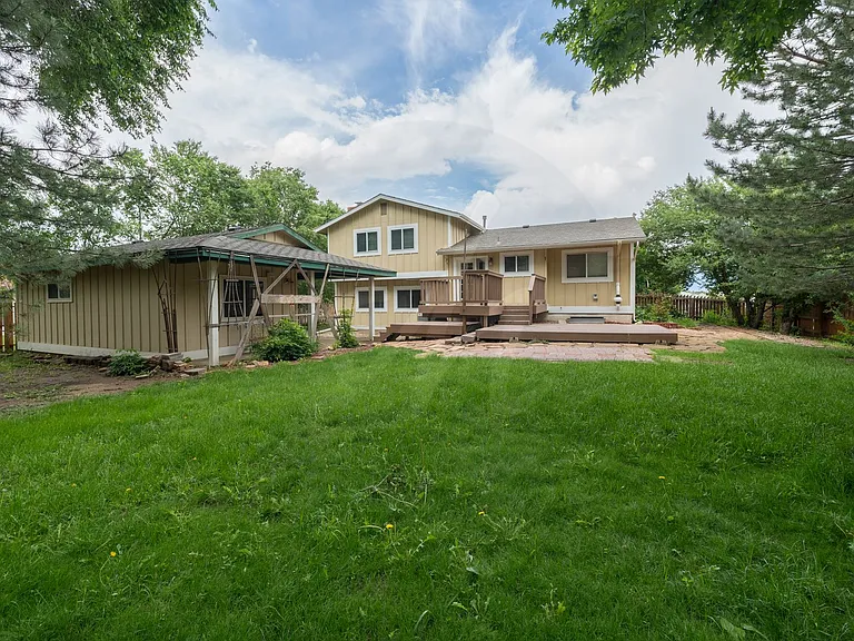 565 Wycliffe Dr — Photo 3