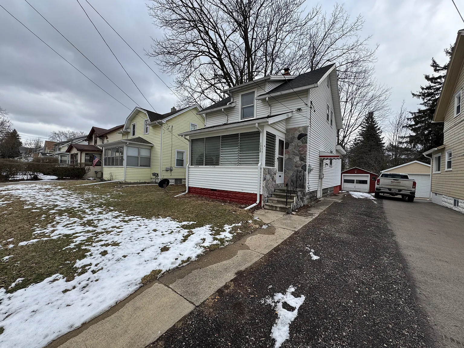 1330 E North St photo 1