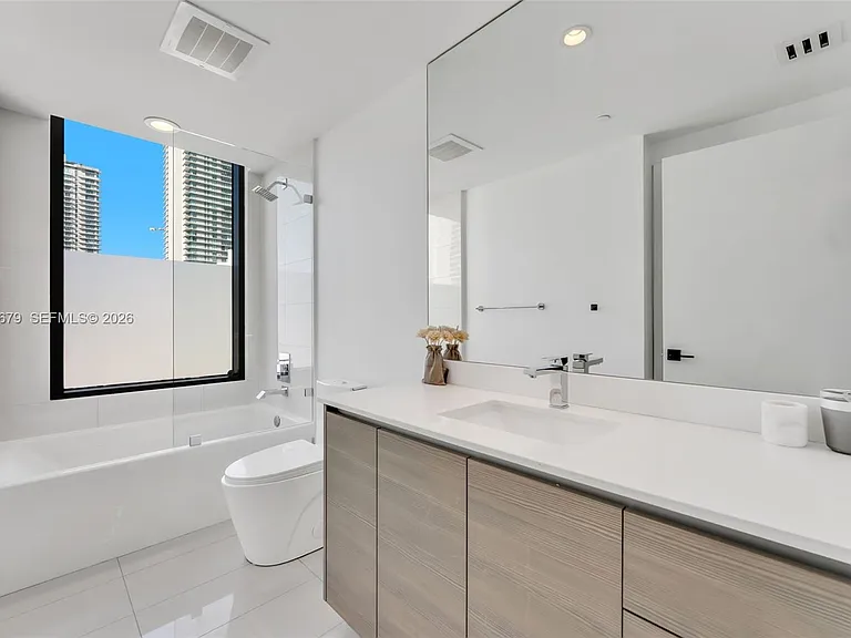 460 NE 28th St #1601 — Photo 14