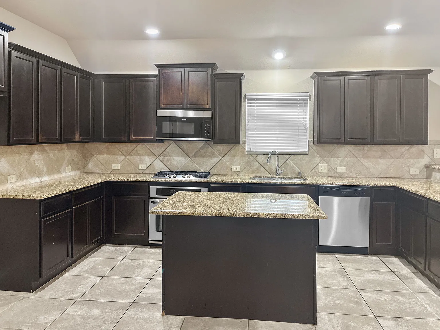 3 bed, 2.5 bath, 2014 sqft, $2,475 — Photo 4