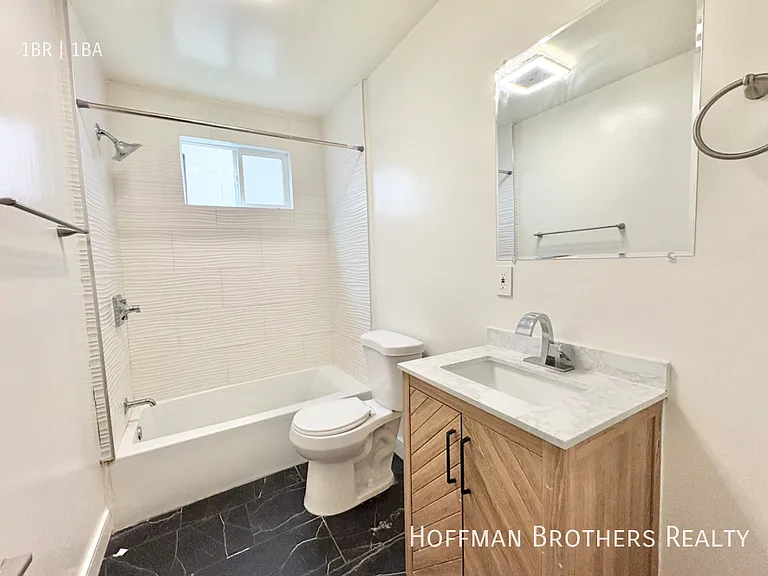 1045 N Ardmore Ave #13 — Photo 3