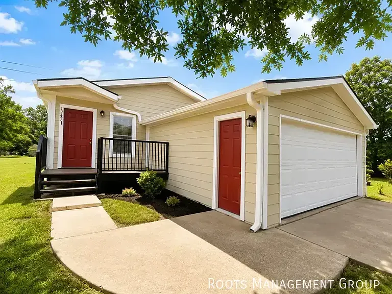 15871 Clarke Springs Dr #15871C — Photo 1
