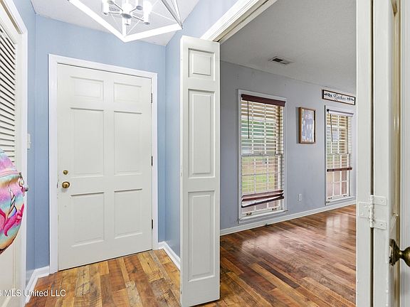 4th image of 204 Porter St