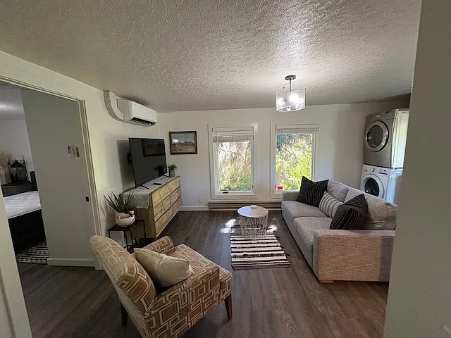2 bed, $1,300 — Photo 2