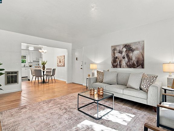 3rd image of 375 Camelback Rd APT 4