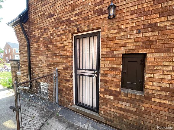 3rd image of 17165 Wisconsin St