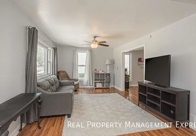 807 W 13th St — Photo 5