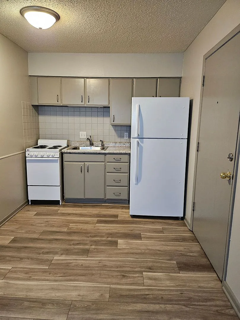 3411-3418 E 26th Street Apartments — Photo 3