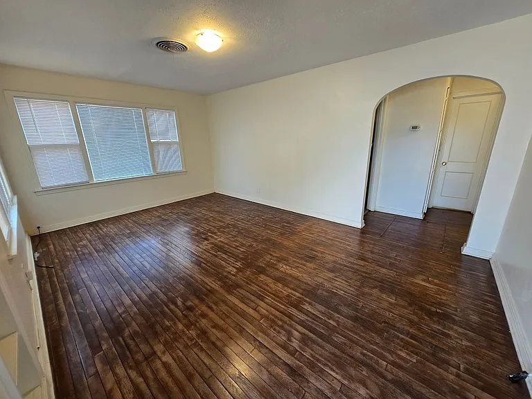 1012 Crescent Dr — Photo 3