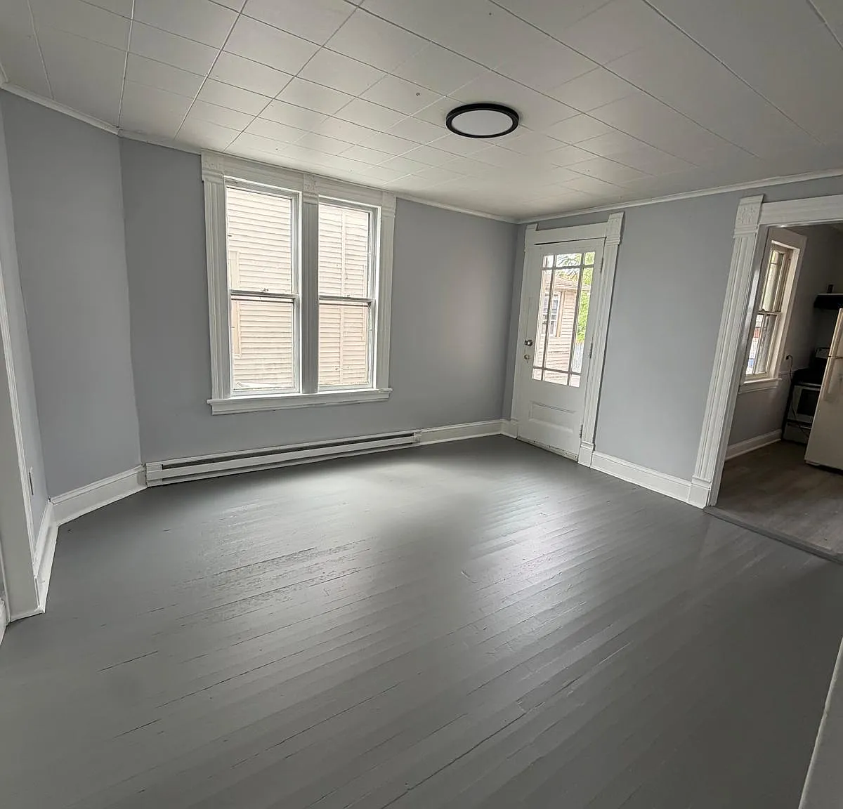 3 bed, 1.0 bath, 1130 sqft, $1,350 — Photo 1