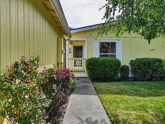 2nd image of 826 NE Shoshone Dr