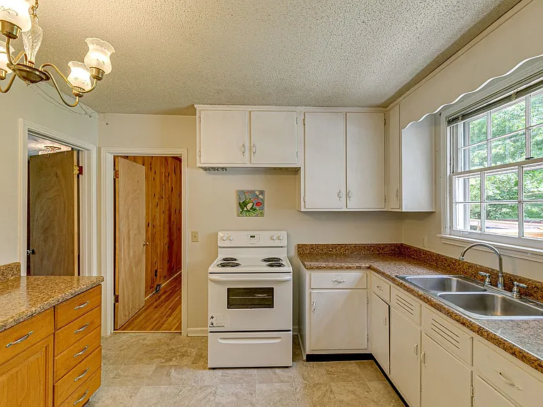 4824 Lynn Dr — Photo 9