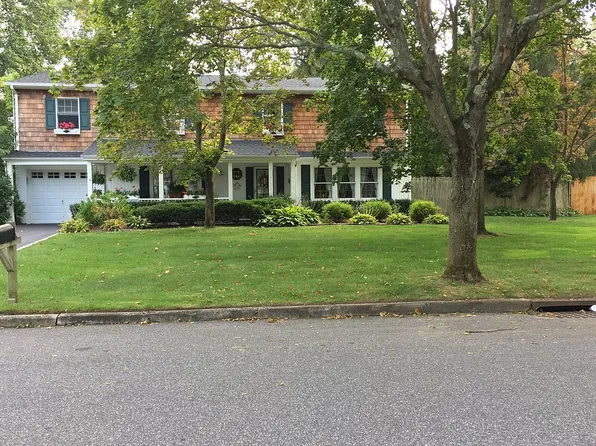 6 Calicotree Ln, Coram, NY 11727