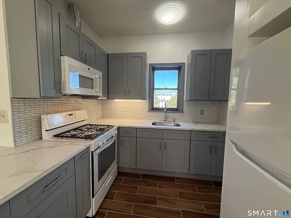 264 Ferry St #3