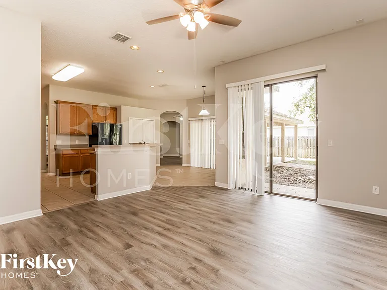 1521 Clapton Dr — Photo 2