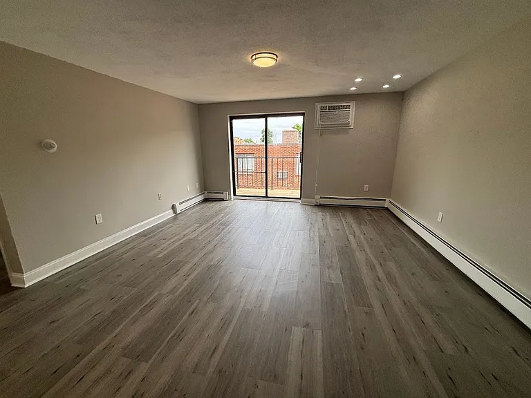 Harvard Street Apartments — Photo 2