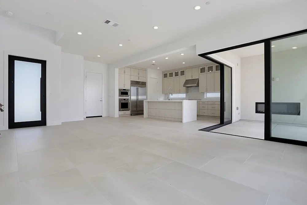 5 bed, 2700 sqft, $11,995 — Photo 2