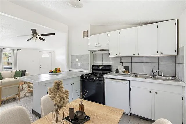 2 bed, 1.0 bath, 1000 sqft, $1,300 — Photo 2