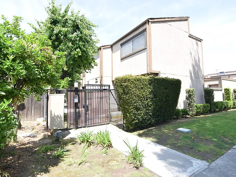 1295 Elm Ave #E — Photo 3