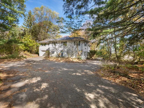 33 Albion Oval, Mahopac, NY 10541