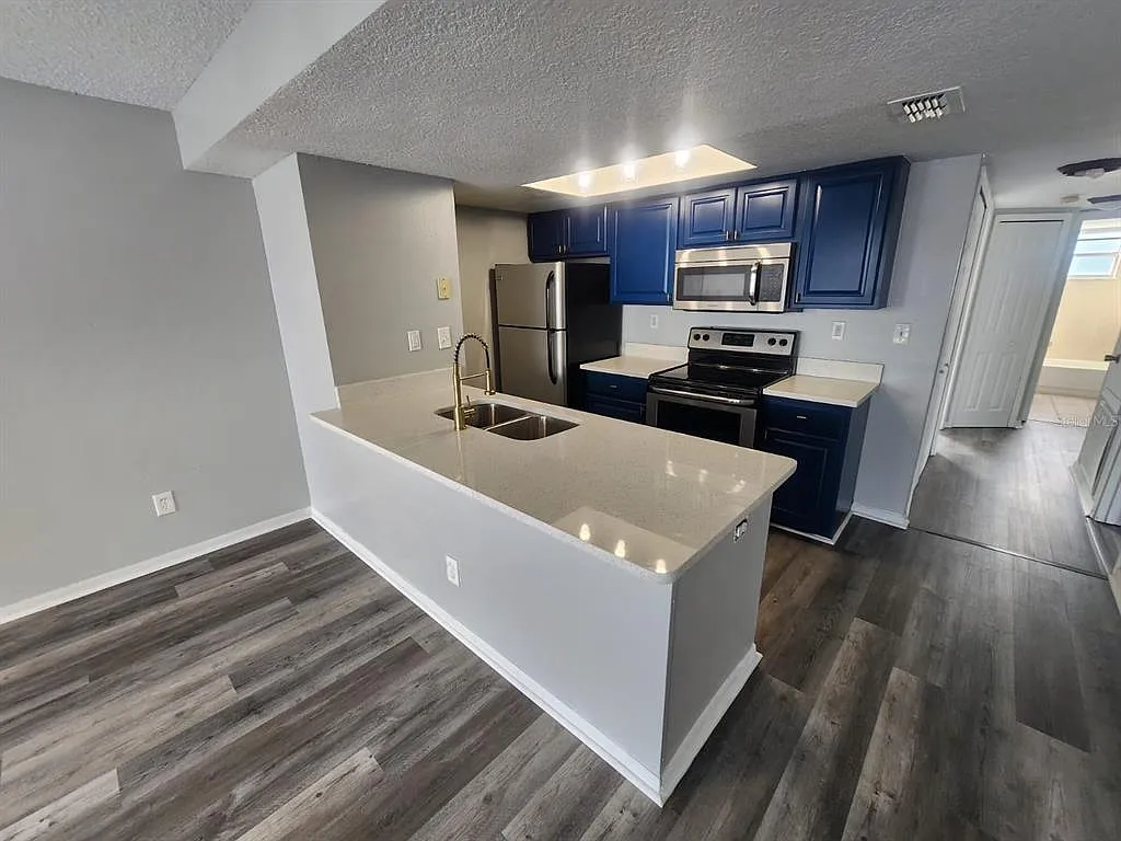 3 bed, 2.0 bath, 1287 sqft, $1,900 — Photo 2