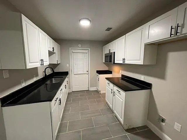 3 bed, 2.0 bath, 1949 sqft, $1,300 — Photo 4