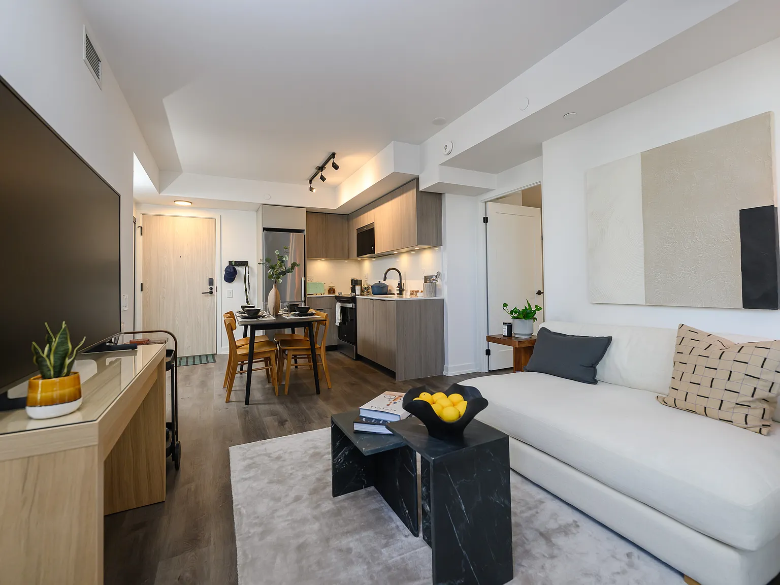 73 Broadway Avenue Toronto — Photo 3