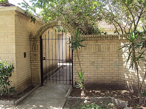 3rd image of 14919 Heritage Wood Dr