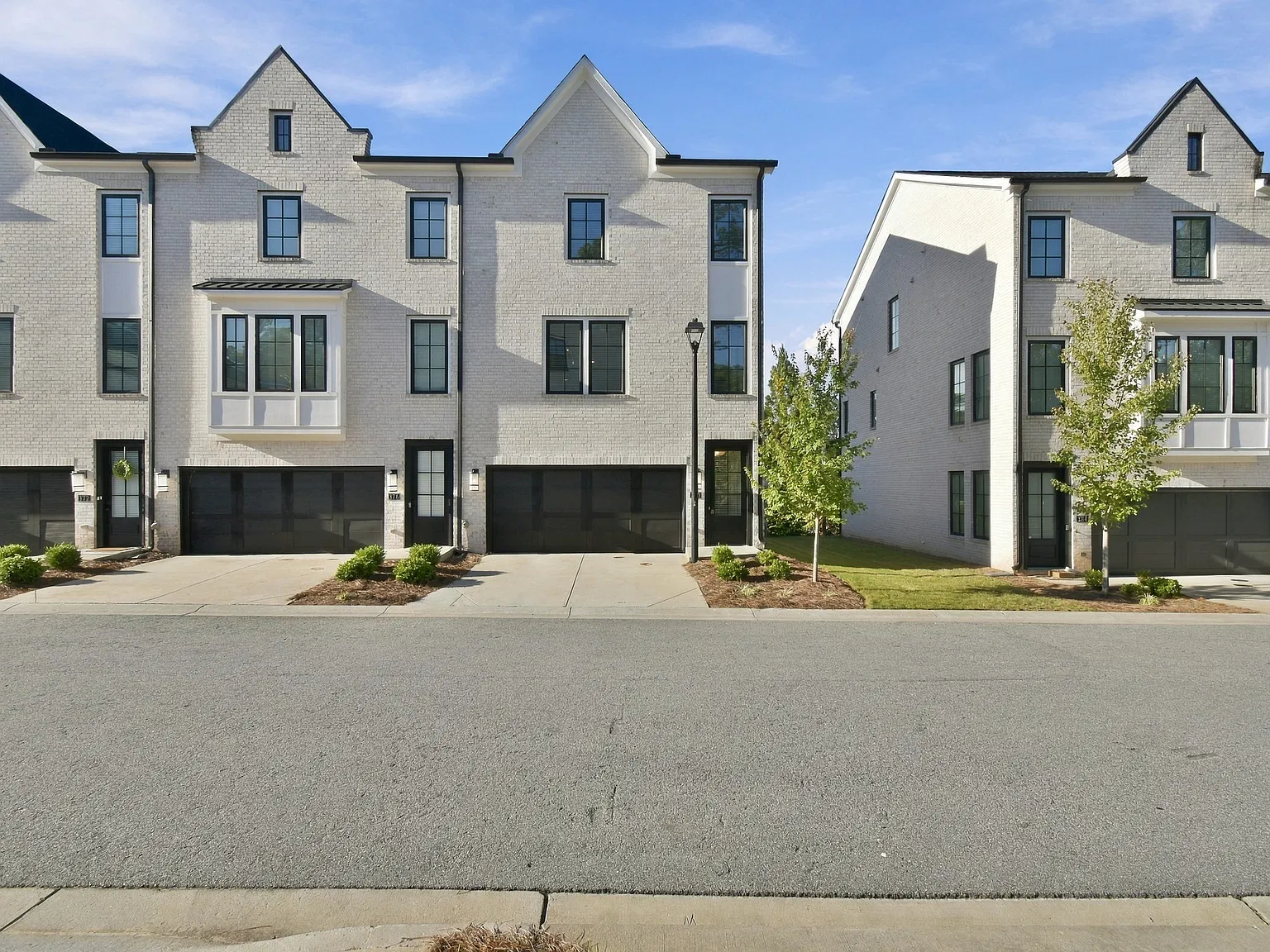 4 bed, 3.5 bath, 2200 sqft, $3,950 — Photo 2