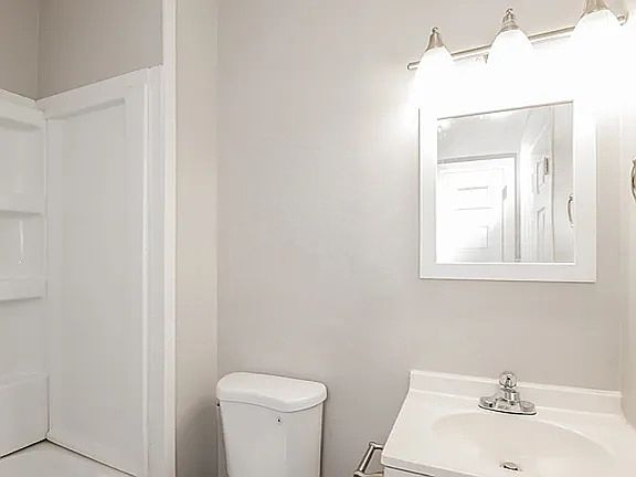 4th image of 1825 Sundale Ave #1