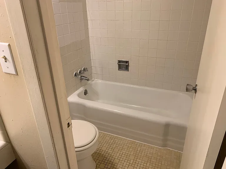 Elmwood Pl. Apts. — Photo 8