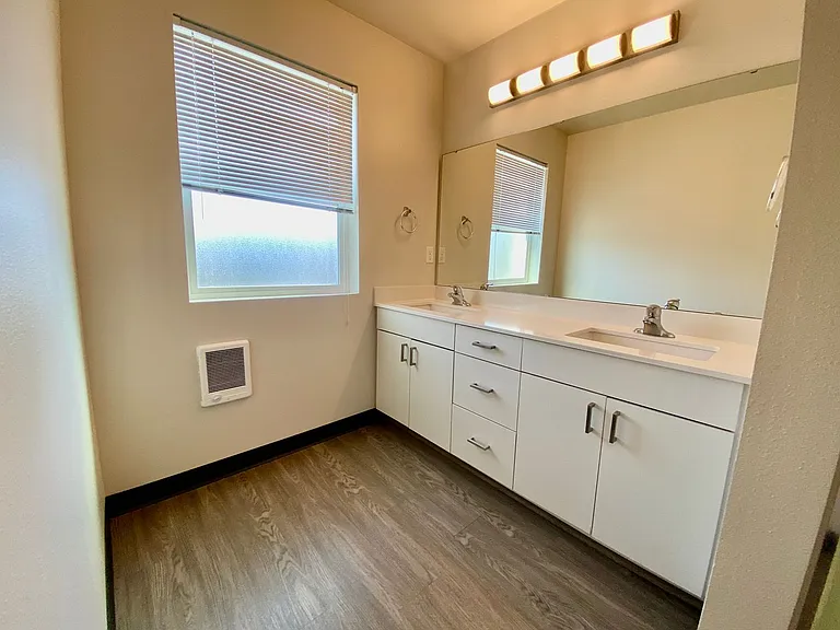 Modern design 3 bed, 2.5 bath duplex available 6/10 Cheney — Photo 11