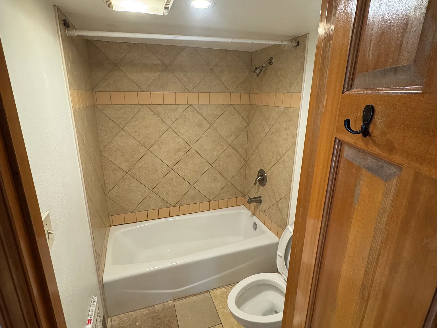 4 bed, 1.5 bath, 1400 sqft, $1,000 — Photo 4