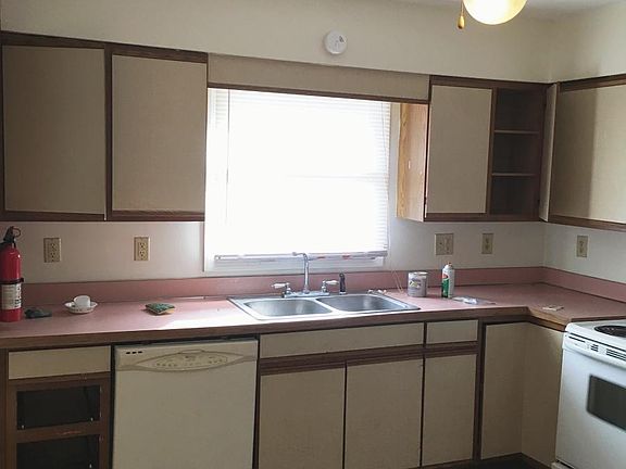 3rd image of 1302 Lakewood Dr APT C